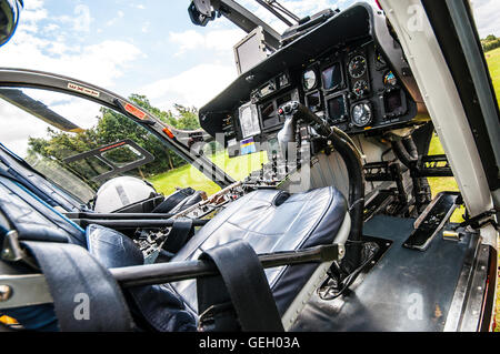 Cabina di pilotaggio dell'elicottero Essex & Herts Air Ambulance Hughes MD900 Explorer G-HAAT che opera in collaborazione con l'ambulanza dell'Inghilterra orientale Foto Stock