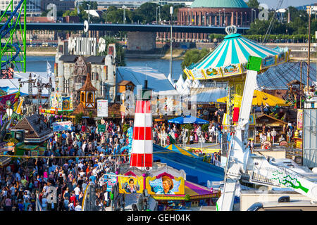 Più grande fiera sul Reno, più di 4 milioni di visitatori, con molti moderni Amusement Park rides, birra tende, Düsseldorf, Germania Foto Stock