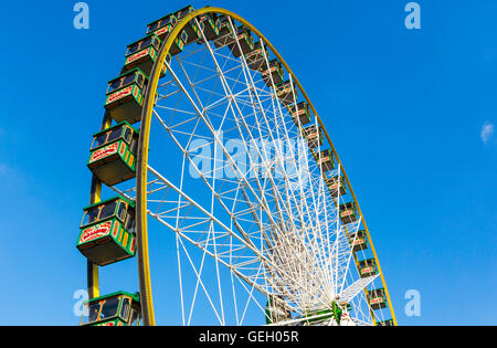 Più grande fiera sul Reno, più di 4 milioni di visitatori, con molti moderni Amusement Park rides, birra tende, Düsseldorf, Germania Foto Stock