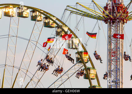 Più grande fiera sul Reno, più di 4 milioni di visitatori, con molti moderni Amusement Park rides, birra tende, Düsseldorf, Germania Foto Stock