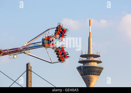 Più grande fiera sul Reno, più di 4 milioni di visitatori, con molti moderni Amusement Park rides, birra tende, Düsseldorf, Germania Foto Stock