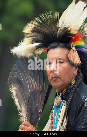 Pow Wow nativo ballerino maschio nel tradizionale Regalia Sei Nazioni del gran fiume campione dei campioni Powwow, Ohsweken Canada Foto Stock