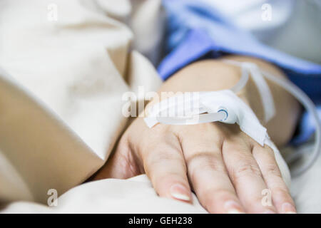 Chiudere la soluzione salina flebo IV per il paziente in ospedale. Foto Stock