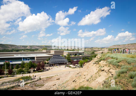 Esterno del Royal Tyrrell Museo di Paleontologia e circostante paesaggio badlands in Drumheller, Alberta, Canada. Foto Stock