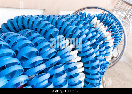 Corsie di nuoto di marcatori di storage dell'aspo all'interno del pool. Pool Lane lines per atletica. Foto Stock