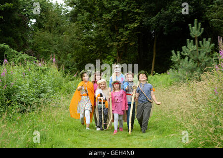 SOTTOPOSTO A EMBARGO PER il 0001 MERCOLEDÌ 27 LUGLIO EDITORIALE UTILIZZARE SOLO i bambini giocano nella foresta con bastoni per lanciare il '¢'50 cose da fare del National Trust prima della campagna '‚¾'¢' del 11, National Trust Osterley Park, Middlesex. Foto Stock