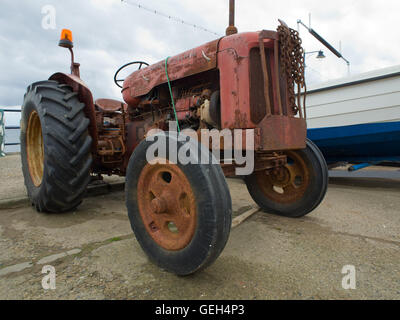 Vecchio trattore (Fordson Major)utilizzati per il traino di imbarcazioni da pesca, Filey North Yorkshire Regno Unito Foto Stock