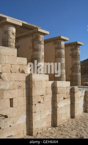 L'Egitto. Saqqara. Djoser complesso. Colonnato di accesso. Unico esempio di colonne fasciculated. Dettaglio. Terzo Millennio. Antico Regno. Foto Stock