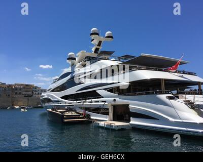 "Cuor di Leone' super yacht di proprietà di imprenditore britannico Sir Philip Green, nel Grand Harbour a La Valletta, Malta, luglio 2016. Foto Stock