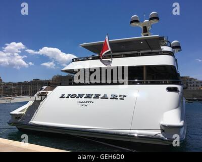 "Cuor di Leone' super yacht di proprietà di imprenditore britannico Sir Philip Green, nel Grand Harbour a La Valletta, Malta, luglio 2016. Foto Stock