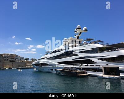 "Cuor di Leone' super yacht di proprietà di imprenditore britannico Sir Philip Green, nel Grand Harbour a La Valletta, Malta, luglio 2016. Foto Stock