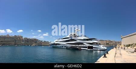 "Cuor di Leone' super yacht di proprietà di imprenditore britannico Sir Philip Green, nel Grand Harbour a La Valletta, Malta, luglio 2016. Foto Stock