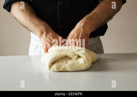 Close up di un fornaio impastare la pasta di pane. Foto Stock