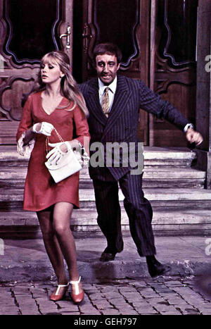 Britt Ekland, Peter Sellers Theaterdirektor Carbonell sarà ihm aber nur einen Vertrag geben, wenn Juan (Peter Sellers) es schafft, die luxusverwöhnte Olympia (Britt Ekland) innerhalb von drei Tagen zu erobern. *** Caption locale *** 1966, Bobo, BOBO ist der Grösste Foto Stock
