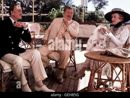 David Niven, Peter Ustinov, Bette Davis Waehrend der Flitterwochen auf dem Nildampfer wird Linnet erschossen. Ist Gluecklicherweise Detektiv Hercule Poirot (Peter Ustinov,m) an Bord. Er und sein Begleiter Col. Gara (David Niven) nehmen sich sofort Sig.ra va Foto Stock