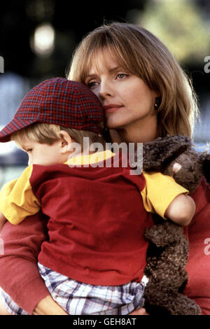 Michael McElroy, Michelle Pfeiffer Als Beth Cappadoras (Michelle Pfeiffer) dreijaehriger Sohn Ben (Michael McElroy) eines Tages spurlos verschwindet, faellt die sie in eine tiefe depressione. *** Caption locale *** 1998, estremità profonda dell'oceano, il Tief Wie Foto Stock