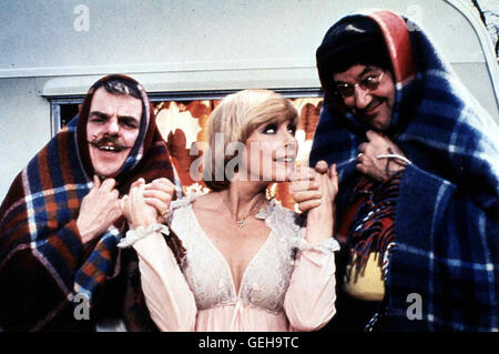 Windsor Davies, Elke Sommer, Jack Douglas Die russische Archaeologin Professor Anna Vrooshka (Elke Sommer) muss sich waehrend ihrer Ausgrabungen mit Campingplatzbewohnern wie Fred Ramsden (Windsor Davies,l) und Ernie Bragg (Jack Douglas) auseinandersetze Foto Stock