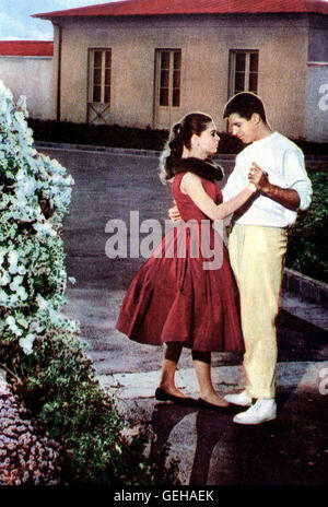 Anna Maria alberghetti, Jerry Lewis Ausgerechnet die schoene Prinzessin Charmant (Anna Maria Alberghetti) verliebt sich in Bloedel (Jerry Lewis). *** Caption locale *** 1959, Cinderfella, Aschenbloedel Foto Stock