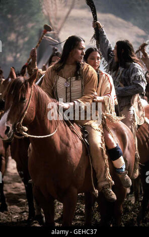 Michael Grayeyes Die Ogalala und Cheyenne sollen in Reservaten uebersiedeln. Doch sie weigern sich, ihre angestammte Heimat zu verlassen. Crazy Horse (Michael Grayeyes,l) fuehrt sie in die geheiligten Berge Sud Dakotas zurueck. *** Caption locale.1 Foto Stock