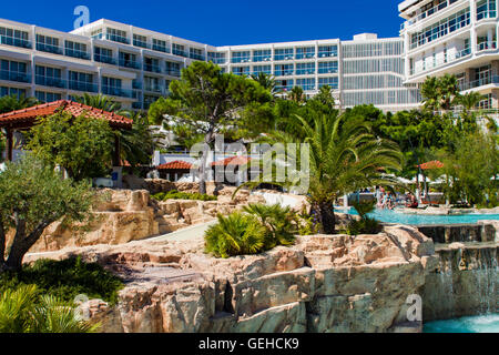 HVAR, Croazia - 8 Settembre 2014: le persone non identificate in Amfora Hotel all'isola di Hvar, Croazia. L'hotel dispone di 330 camere. Foto Stock