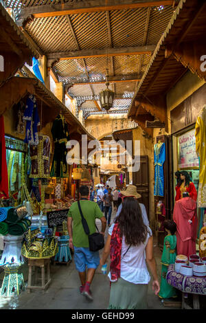 FES, Marocco - 15 settembre 2014: Unidentified persone sulla strada del Fes, Marocco. Con una popolazione di 1.1 milioni, Fez è t Foto Stock