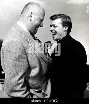 Gert Fröbe, Karlheinz Böhm 'Knacker-Paule' (Gert Fröbe) und Pfarrer Steiner (Karlheinz Böhm) haben gut lachen. *** Caption locale *** 1960, Gauner und der Liebe Gott, Der, Der Gauner und der Liebe Gott Foto Stock