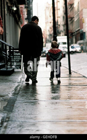 Adam Sandler, Cole Sprouse Der grosse Sonny (Adam Sandler) ist dem kleinen Julian (Cole Sprouse) ein guter Freund. *** Caption locale *** 1999, Big Daddy, Big Daddy Foto Stock