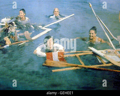 Ilja Richter versucht sich mit Rettungsring aus Seenot zu retten. *** Caption locale *** 1970, Musik, Musik - Da Wackelt Die Penne, Musik, Musik - Da Wackelt Die Penne Foto Stock