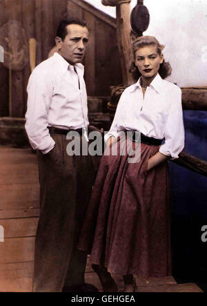 Humphrey Bogart, Lauren Bacall Frank McCloud (Humphrey Bogart) kommt nach Key Largo, um Nora Tempio (Lauren Bacall), die dort mit ihrem Schwiegervater ein kleines Hotel betreibt, die letzten Grüsse ihres verstorbenen Mannes auszurichten. *** Caption locale *** 1948, Key Largo, Gangster in Key Largo Foto Stock