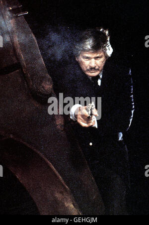 Charles Bronson Als die Tochter eines japanischen Geschaeftsmannes gekidnapped wird, kann Lt. Crowe (Charles Bronson) den Zuhaelter zur Strecke bringen. *** Caption locale *** 1989, Kinjite: Vietato soggetti, Kinjite: Toedliches Tabu Foto Stock