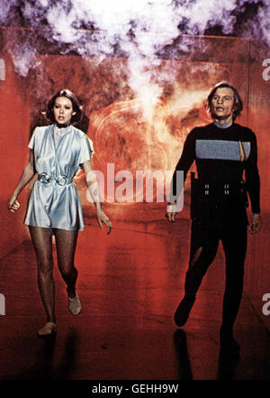 Jenny Agutter, Michael York Logan (Michael York) und Jessica (Jenny Agutter) versuchen zu fliehen. *** Caption locale *** 1976, Logan's Run, Flucht Ins 23. Jahrhundert Foto Stock