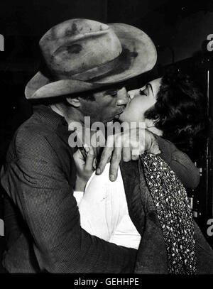 Anthony Quinn, Katy Jurado Dave (Anthony Quinn) gewinnt die Liebe der schoenen Estella (Katy Jurado). *** Caption locale *** 1956, 1950er, anni cinquanta, pellicola, Kuss, l uomo da Del Rio, Paar, Occidentale, giovane, Kiss, Der Mann Von Del Rio Foto Stock