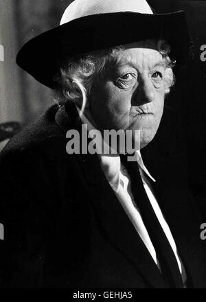 Margaret Rutherford Miss Marple (Margaret Rutherford) interessiert sich fuer die Vorgaenge auf dem Stiftungs-Schiff, nachdem dort mehrere morde passiert sind. *** Caption locale *** 1964, Miss Marple: omicidio Ahoy, Moerder Ahoi Foto Stock