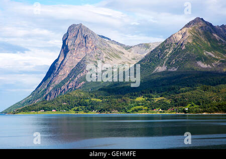 Ripide montagne sull isola Grytoya, Troms County, nel nord della Norvegia Foto Stock