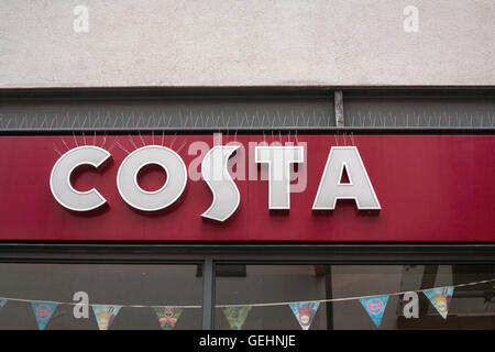 SAINT Austell, Cornwall, Regno Unito - 9 Luglio 2016: la parte esterna di una Costa Coffee shop on luglio 9th, 2016 in St Austell, Regno Unito Foto Stock