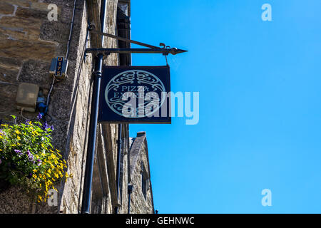 TRURO, Cornwall, Regno Unito - 17 luglio 2016: Pizza Express Sign Logo. Dettagli architettonici della filiale locale di Pizza Express brand Foto Stock