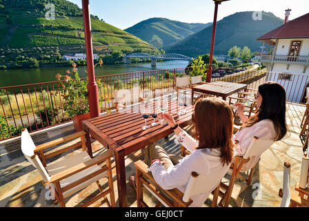 Portogallo: due donne la degustazione di vino presso la terrazza di Quinta do Bomfim con splendida vista sul fiume Douro Foto Stock