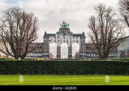 Porticato neoclassico du Cinquantenaire arco trionfale a Bruxelles, in Belgio. Eretto 1905 come un monumento di indipendenza belga. Foto Stock