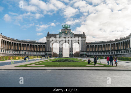 Porticato neoclassico du Cinquantenaire arco trionfale a Bruxelles, in Belgio. Eretto 1905 come un monumento di indipendenza belga. Foto Stock