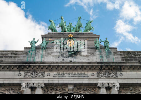 Quadriga e il piedistallo del porticato neoclassico du Cinquantenaire arco trionfale a Bruxelles, in Belgio. Foto Stock