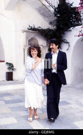 Pauline Collins, Tom Conti Dann lernt Shriley (Pauline Collins) den Griechen Costas Caldes (Tom Conti) kennen und entdeckt die Liebe neu.... *** Caption locale *** 1989, Shirley Valentine, Shirley Valentine - Auf Wiedersehen Lieber Mann Foto Stock