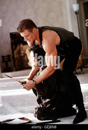 Dolph Lundgren, Tia Carrere Kenner (Dolph Lundgren) rettet die Saengerin Minako Okeya (Tia Carrere) aus den Klauen des Mafiosi Yoshida und zieht in modo dessen Zorn auf sich. *** Caption locale *** 1991, Showdown In Little Tokyo, Showdown In Little Tokyo Foto Stock