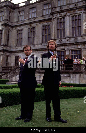 Rick Moranis, Eric Idle Boersenmakler Tommy (Eric Idle,r) und sein reicher cugino Henry (Rick Moranis) aus Amerika erheben beide Anspruch auf den Titel des 15. Dulo di Bournemouth. *** Caption locale *** 1993, la suddivisione degli eredi, ... Und Ewig Schleichen Die Foto Stock