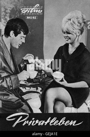 Marcello Mastroianni, Brigitte Bardot.Caption locale *** 1961, Vie Privee, Privatleben-Programm Heft Foto Stock