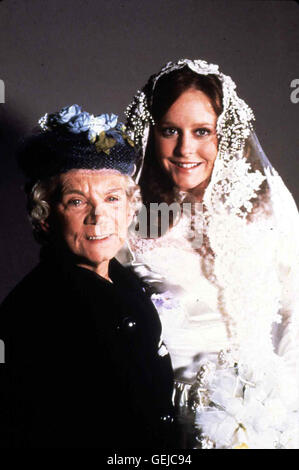 Ellen Corby, Mary Beth McDonough Nonna Walton (Ellen Corby,l) gratuliert ihrer Enkelin Erin (Mary Beth McDonough) zur Hochzeit. *** Caption locale *** 1982, Wedding Su Walton di montagna, Die Waltons - Hochzeit Mit Hindernissen Foto Stock