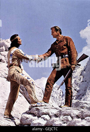 Pierre Brice, Lex Barker Die Blutsbrueder Winnetou (Pierre Brice) und Old Shatterhand (Lex Barker) kaempfen gemeinsam für den Frieden zwischen Indianern und Weissen. *** Caption locale *** 1965, 1960er, sessanta, Film, Handschlag, Indianer Karl May Verfil Foto Stock