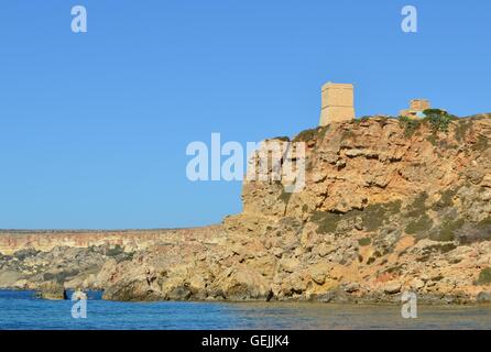 Ghajn Tuffieha spiaggia Malta noto anche come spiaggia Riviera è un bellissimo nuotare macchie sull'isola mediterranea. Foto Stock