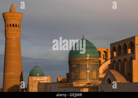 Poi Kalon Moschea e minareto a Bukhara, Uzbekistan. Foto Stock