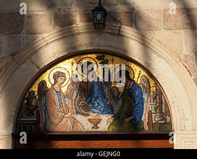 Mosaico icone nel pannello arcuato sopra Chiesa Ortodossa porta con sopra la lanterna, Budva Old Town Montenegro nella luce della sera Foto Stock