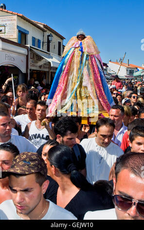 Sainte Sara.processione durante la gipsy annuale pellegrinaggio a Les Saintes Maries de la Mer (maggio),Camargue, Bouches du Rhone, Francia Foto Stock